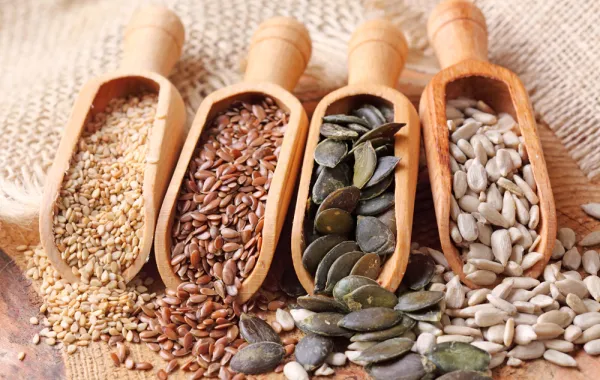 بذور الكتان والشيا واليقطين: تعرّفي إلى حقيقة فوائدها