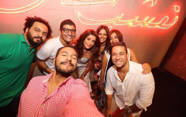 بالفيديو والصور: غادة عادل تعود لبرنامج "تع اشرب شاي" بمفاجأة عائلية للنجم شريف منير