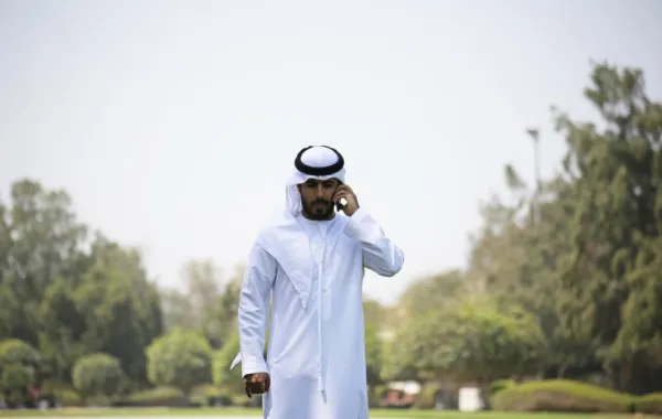 أول كفيف سعودي يدخل عالم عارضي الأزياء
