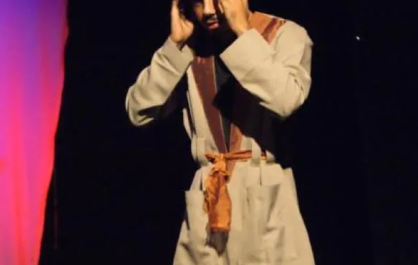 العرض المسرحي البحريني "المهاجر".. عندما يستولى المال على أرواح الناس