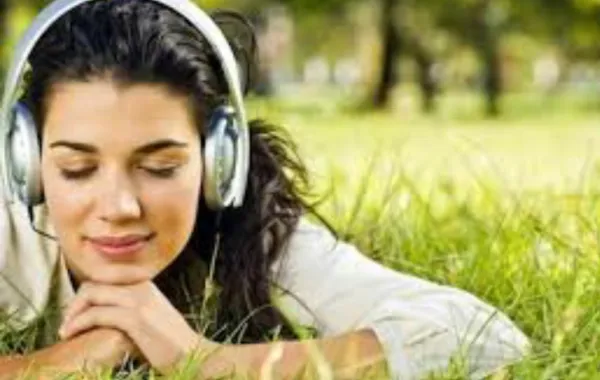 الاستماع للموسيقى المبهجة «يفجر» الإبداع
