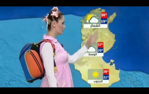 فيديو.. مذيعة عربية تقدم نشرة الطقس بزي الأطفال المدرسي!