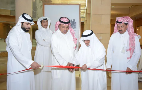 بالصور: "فنون الرياض" تنظِّم معرضاً تشكيلياً عن سيرة الملك عبدالعزيز