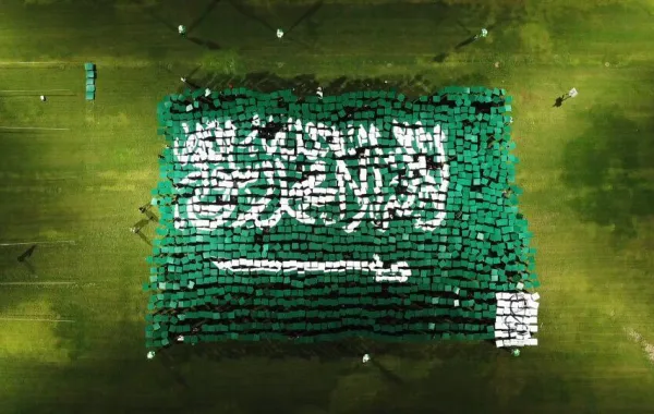 بالصور: جامعة نورة تشكِّل أكبر علم بشري نسائي