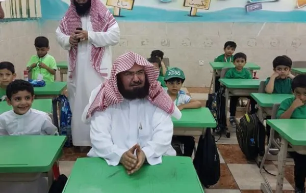 الشيخ السديس على مقاعد الدراسة مع ابنه