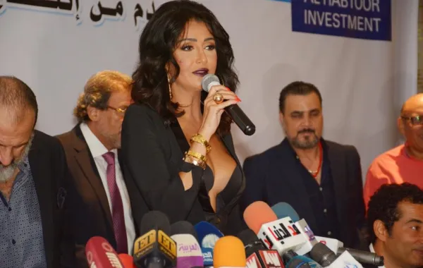 بالفيديو والصور: غادة عبد الرازق تخطىء باسم فيلمها والجمهور يطالبها بالتركيز