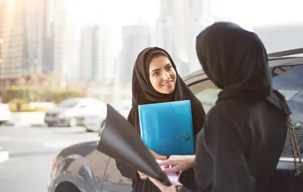 إماراتيات يقاسمن السعوديات فرحتهن بـ«قرار قيادة السيارة»