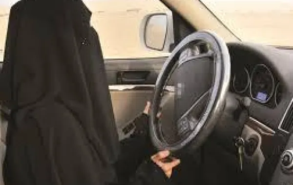تحذير من الإعلانات الوهمية لتعليم المرأة السعودية قيادة المركبة في دول الخليج