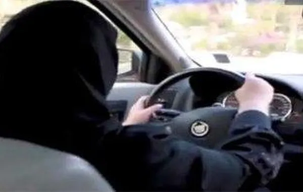 سعودية تشترط على خطيبها قيادة السيارة