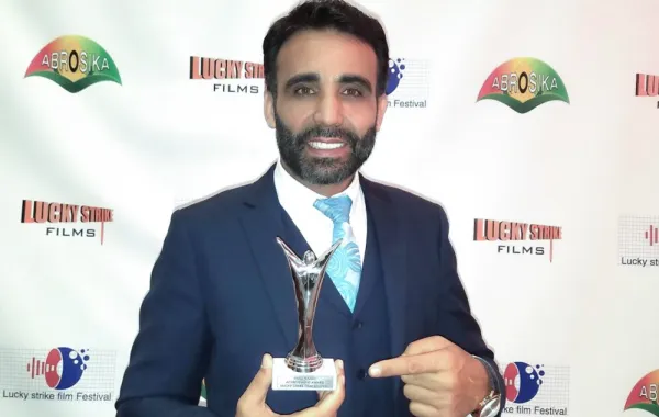 الفنان الأمريكي إياد حجاج يشارك بمهرجانين ويحصد جائزة الإنجاز الفني