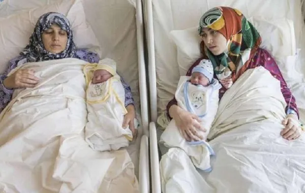 بالفيديو  : في حدث عالمي نادر..أم وابنتها تنجبان مولوديهما في اللحظة نفسها