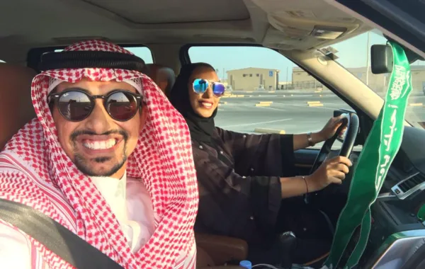 بالصور: مواطن سعودي يعلِّم زوجته القيادة ويغرِّد بذلك
