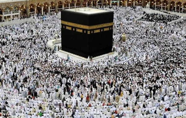 أمن الحرم يكشف حقيقة الصورة المتداولة للدماء في صحن المطاف