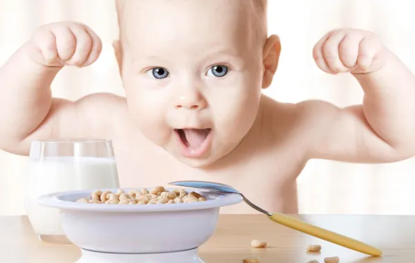 متى يمكنك إطعام طفلك غير الحليب؟