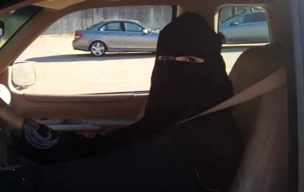 مخرج سعودي يتباهى بقيادة والدته سيارةً على الحدود