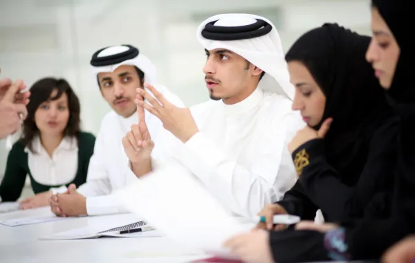شباب وشابات السعودية يتألقون في "مؤتمر الشباب" بباريس