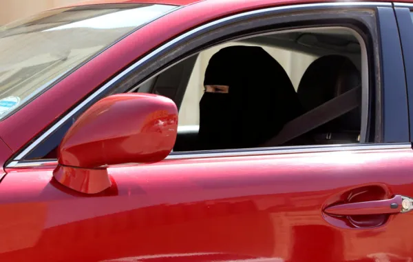 بنك محلي يتحمَّل عن موظفاته تكاليف تعلم قيادة السيارة
