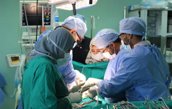 3 أشخاص يطعنون معلماً في الرياض