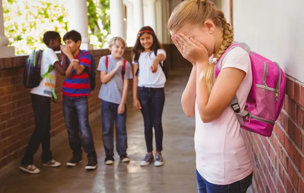 "فاشل" "غبي" "سمين" كيف تجعلين طفلك يقاوم تلك العبارات؟