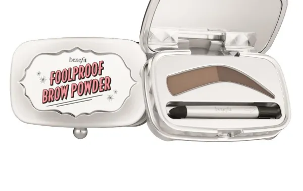تحلي بطلة طبيعية لحواجب ممتلئة مع مستحضر foolproof brow powder الجديد من Benefit