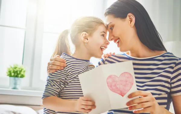 تصرفات تزيد من حب طفلك لك