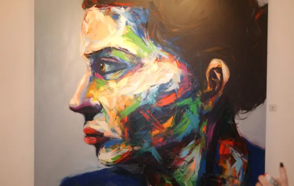 "تحولات" الفنان بدر المحاسنة .. بين الرسم والنحت بمعرضه الجديد في العاصمة عمان