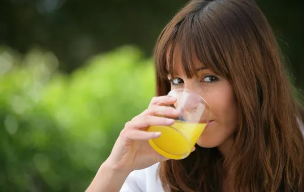 في الـ"رجيم": عصائر الفواكه المعلبة "قنبلة" بطعم السكر