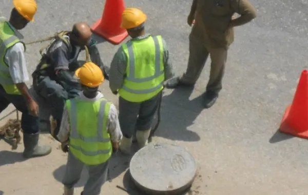 حاولوا إنقاذ زميلهم بعد سقوطه في بالوعة فماتوا جميعاً