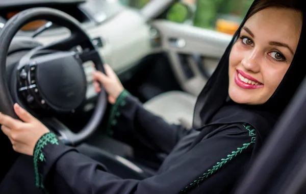 قيادة المرأة للسيارة.. مرآتها