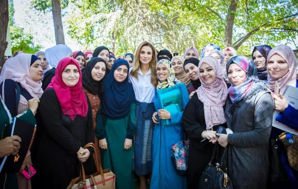 الملكة رانيا تلتقي الدفعة الثانية من المعلمين الذين انضموا للدبلوم المهني