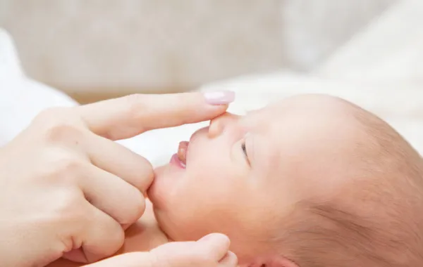 انسداد انف المولود الأسباب والعلاج