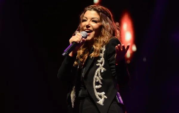 سميرة سعيد تعيد موضة "الشرلستون" في حفلها بالجامعة الألمانية