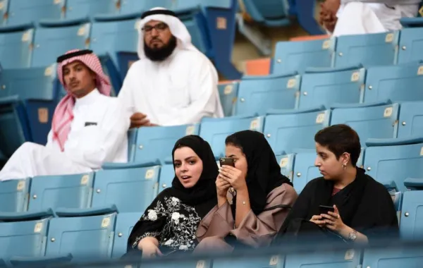 السعوديات يشجعن فرقهن في استاد الملك فهد قريباً