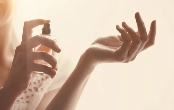 كيف أختار عطراً يأسر قلب زوجي؟