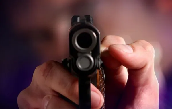 سجن امرأة أمريكية هددت حلاقاً أخذ وقتاً طويلاً لقص شعر ابنها