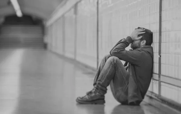 شاب ينتحر شنقاً بإحدى الأشجار بالقرب من منزله