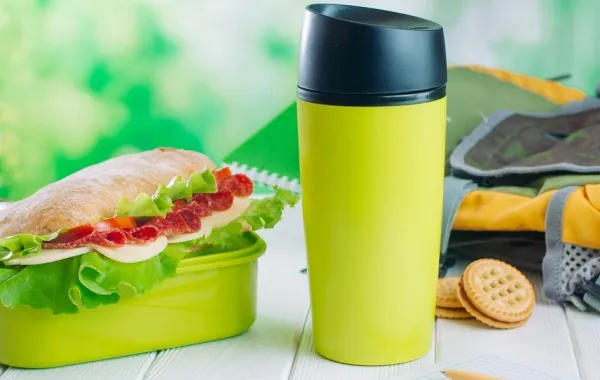 7 خطوات لتنظيف أكواب السفر