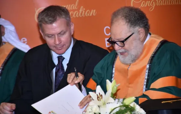 منح يحيى الفخراني وحسين الجسمي الدكتوراه الفخرية من الـ cic
