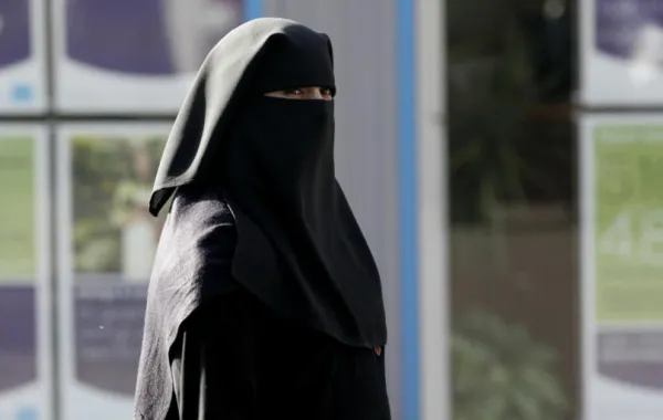كشف الوجه شرط لركوب المنقَّبة المواصلات العامة في كندا