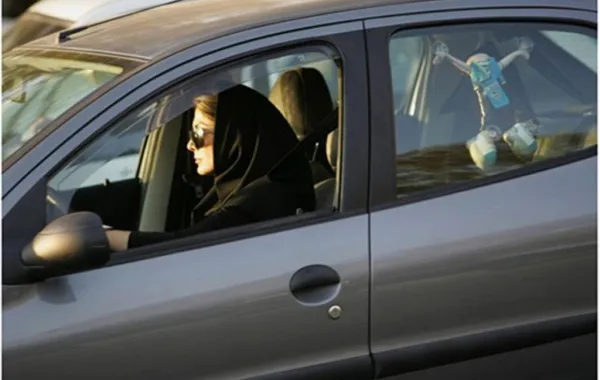 وزير الداخلية يوجّه بتحديد متطلبات قيادة المرأة للسيارة