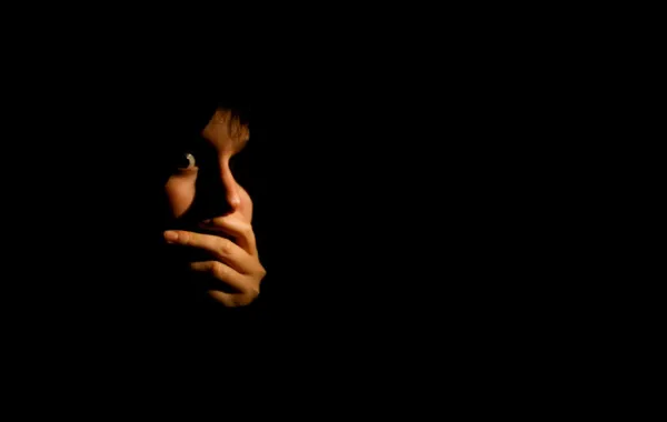 أم "تشوي" طفليها لفشلها في العثور على جليسة لهما!