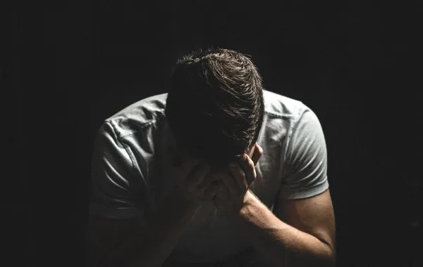 تقارير طبية تكشف حالة ضحية الزيت المغلي وسبب تعدي زوجته عليه
