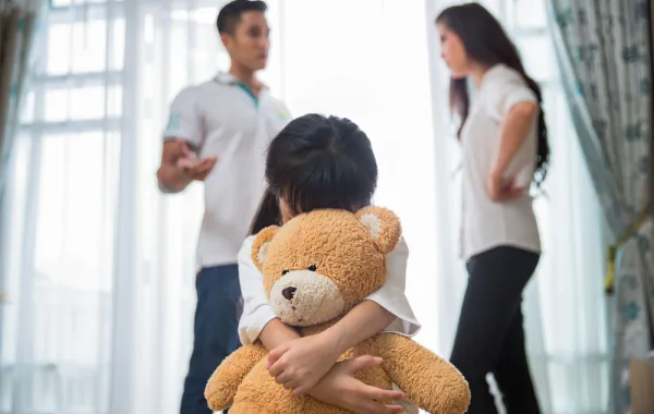 أبي خائن وأخي غير مسؤول.. كيف أتخلص من مشاكل عائلتي؟