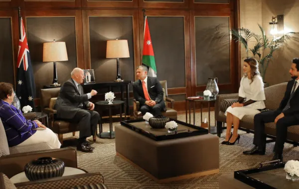 الملك عبد الله الثاني والملكة رانيا يستقبلان الحاكم الأسترالي وعقيلته