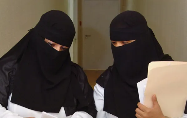 بالقانون ممرضة تأخذ حقها من مديرها "المتحرش" وشريكيه