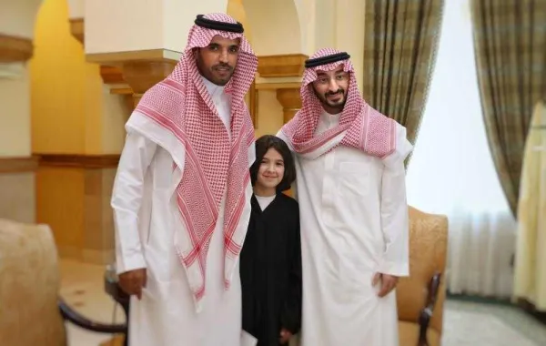 أمير مكة يكرِّم الطالبة شذا الطويرقي