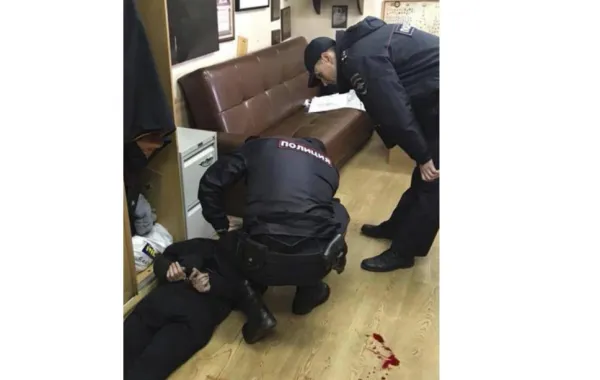 مجهول يقتحم إذاعةً ويطعن مقدمة برامج