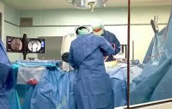 تكتشف «فوطة طبيب» داخل بطنها بعد عام من العملية
