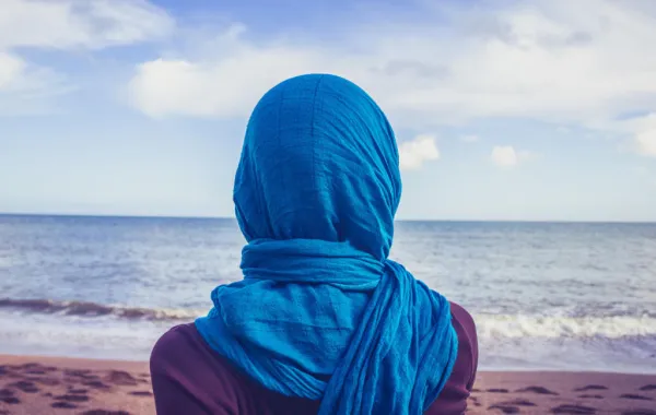 أخصائي: لبس الحجاب يحمي الشعر ولا يضره