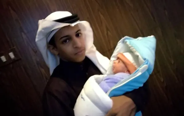 بالصور: أصغر أب في تبوك يُرزق بطفله الأول